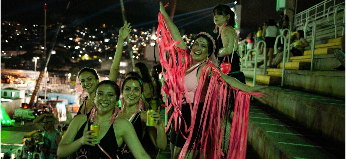 Chilenas compram ingresso de cambistas e curtem carnaval na Sapucaí, no domingo (19) - Fabiana Batista/UOL