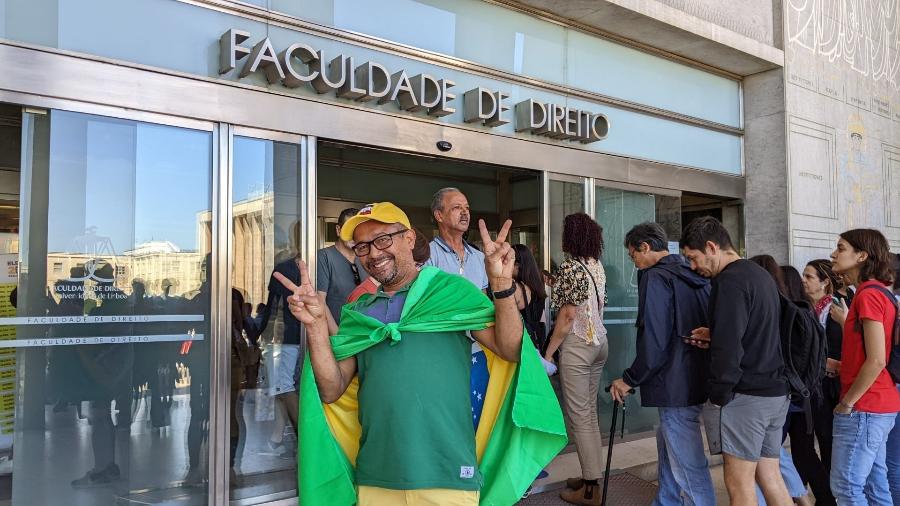 Carlos Antônio Pereira mora há 26 anos em Portugal e foi votar enrolado à bandeira brasileira - Luciana Alvarez/UOL