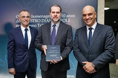 André Mendonça, Dias Toffoli e Alexandre de Moraes durante lançamento de livro em homenagem aos dez anos de STF de Toffoli