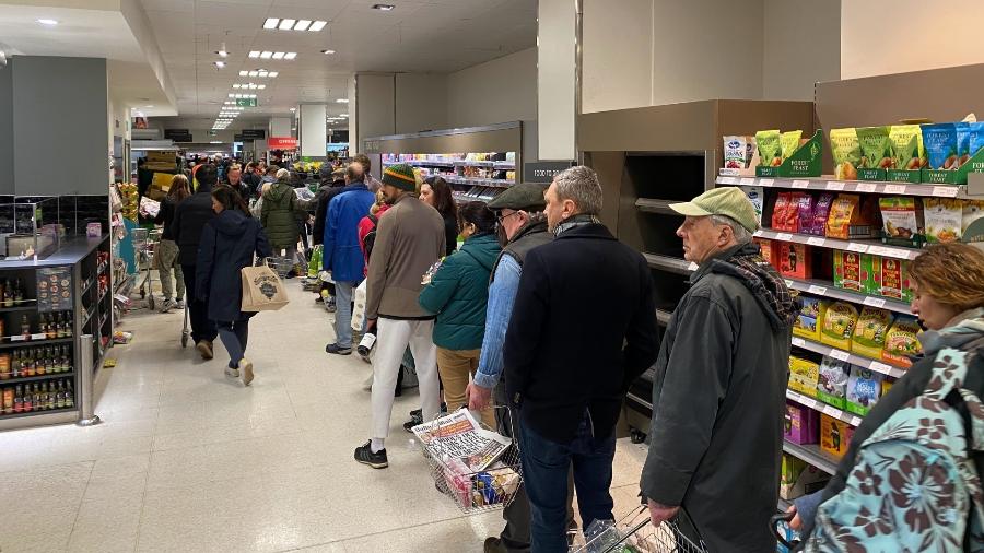 Pessoas fazem fila em supermercado de Londres - John Cameron/Unsplash