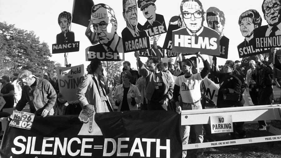 Em 1988, ativistas cobram ratamento e pesquisas de remédios contra aids; eles usam como slogan a frase "Silence=Death" - Getty Images