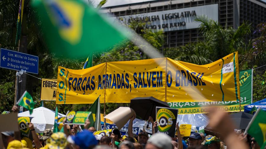 Bolsonaristas realizam atos antidemocráticos em frente ao Comando Militar do Sudeste do Exército, no Ibirapuera, em São Paulo - André Porto/UOL