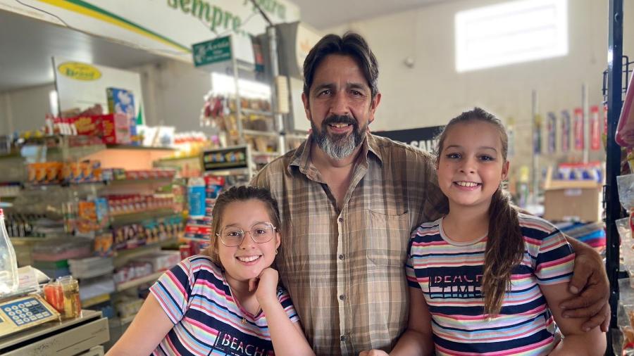 O comerciante José Ferreira Júnior, ao lado das filhas Maria Clara e Maria Luiza: "Abadia foi o lugar que restou, nas bordas de Goiânia, para crescer" - Théo Mariano/UOL
