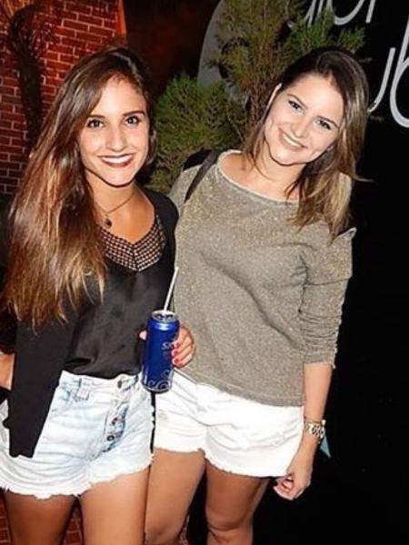 Rafaela Drumond e a amiga Amanda Zaquini, em Barbacena (MG) - Arquivo pessoal