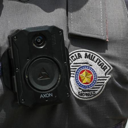 Câmeras corporais em fardas de policiais