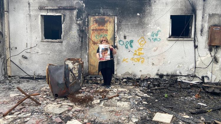 Silvia Cunio segura a foto de um dos filhos sequestrados pelo Hamas 