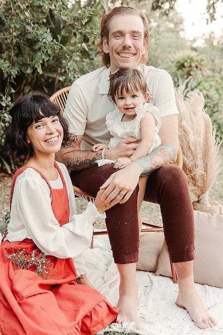 A influenciadora Natália Matias, 31, com a filha e o marido