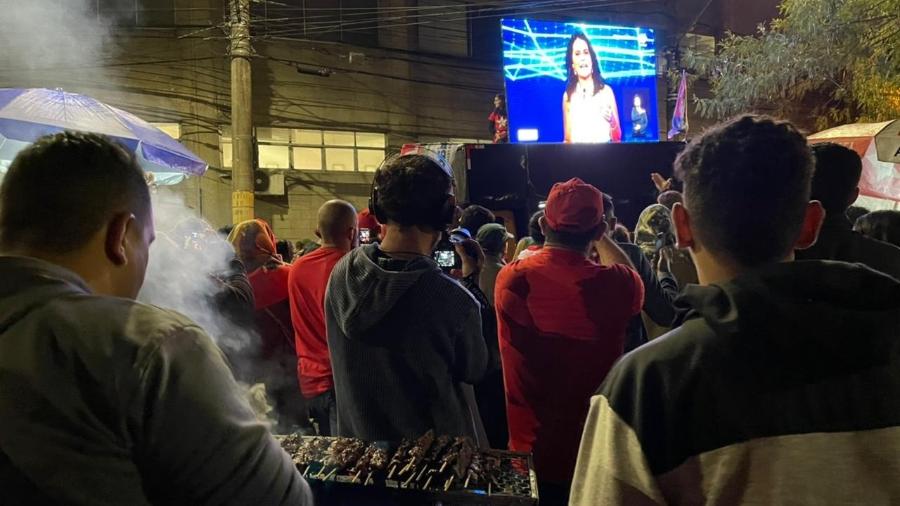 Militantes reunidos em frente ao estúdio da Band, minutos antes do início do debate - Luciana Bugni/UOL