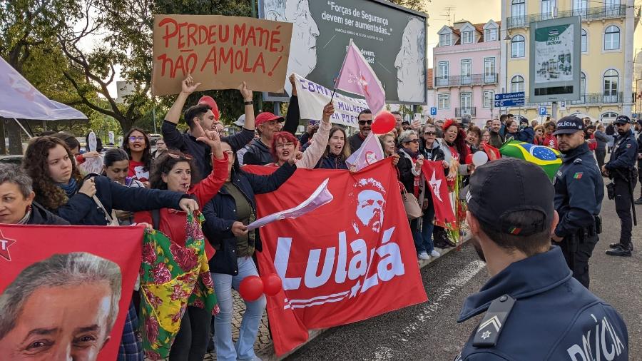 Apoiadores de Lula na frente do Palácio de Belém, onde o presidente eleito se encontra com o presidente de Portugal, Marcelo Rebelo de Sousa - Luciana Alvarez/UOL