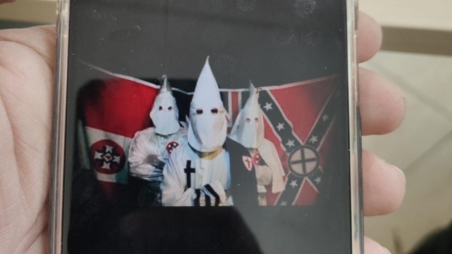 Postagem encontrada no celular de um dos estudantes de direito fazia alusão à organização supremacista americana Ku Klux Klan - Divulgação/Polícia Civil do PR