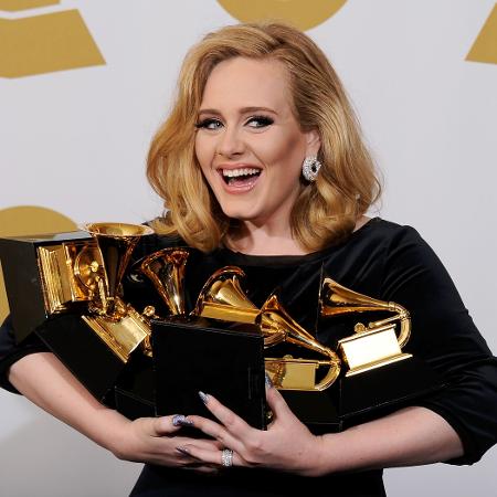 Adele posa com seus prêmios na 54° edição do Grammy - Kevork Djansezian/Getty Images