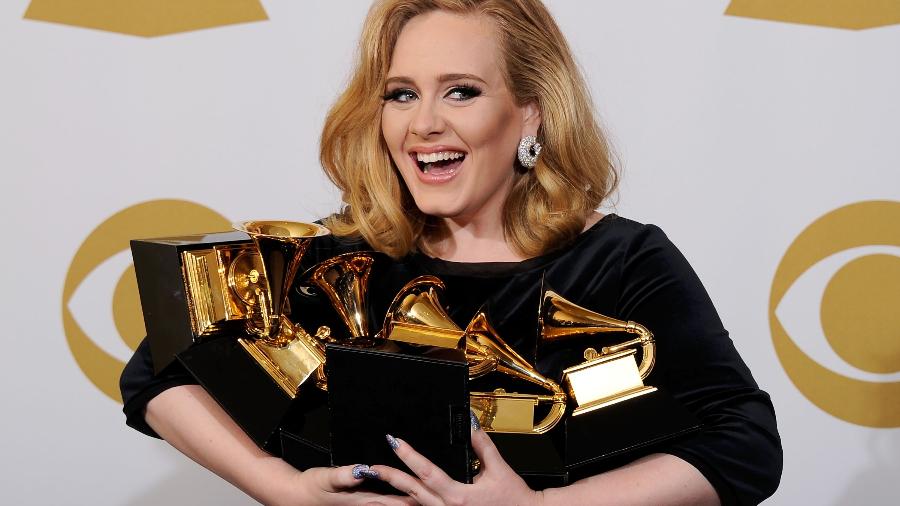 Adele posa com seus prêmios na 54° edição do Grammy, em 2017 - Kevork Djansezian/Getty Images