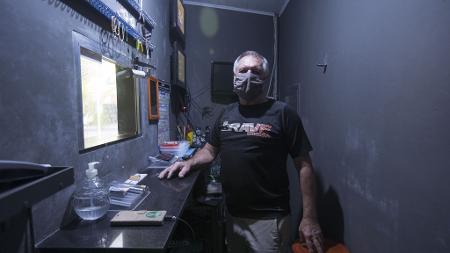 Paulo Sperandio na cabine onde controla os filmes do Ponto Zen, cinema pornô na av. São João, no centro de São Paulo - André Porto/UOL - André Porto/UOL