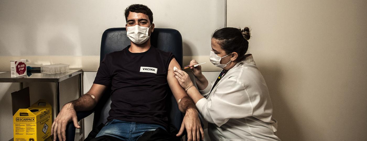 Voluntário recebe a primeira dose da vacina analisada pelo Estudo Mosaico, criado para tentar provar a eficácia de um regime de vacinas contra a infecção do HIV - Fernando Moraes/UOL