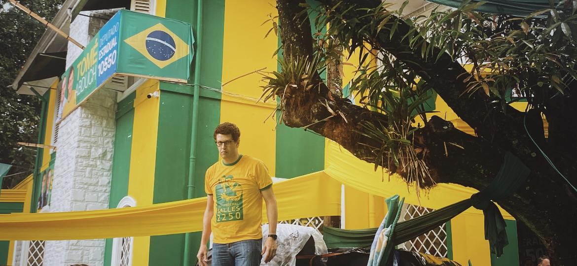 O ex-ministro Ricardo Salles, na porta da "Casa Bolsonaro", na rua Colômbia, em São Paulo - UOL