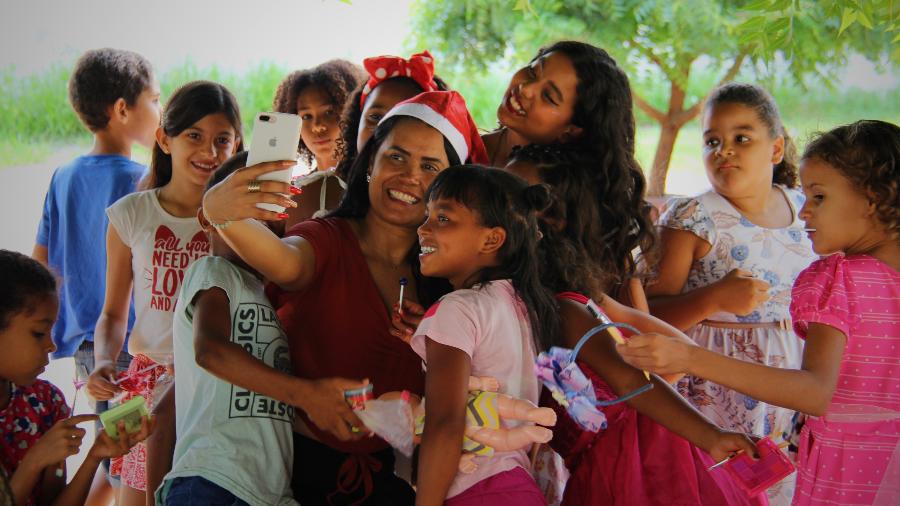 "Fiquei pensando, meu Deus, essas crianças não vão ganhar esses presentes e vão ficar tristes", conta a professora Paula Fernanda Medrado - Adriano Alves/UOL