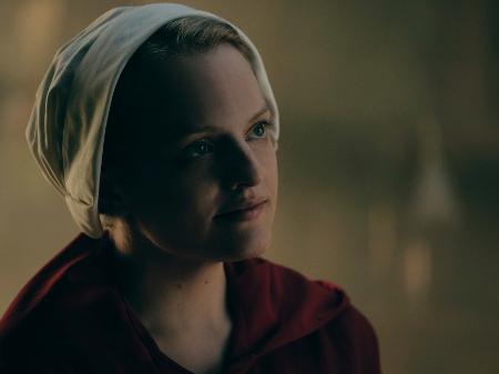 A atriz Elisabeth Moss em cena de "O Conto da Aia", do canal Hulu - Reprodução