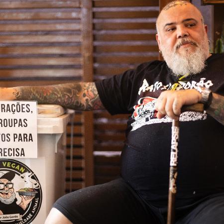 16.ago.2022 - João Gordo de bengala durante entrevista na Barbearia Buena Vista, Vila Madalena