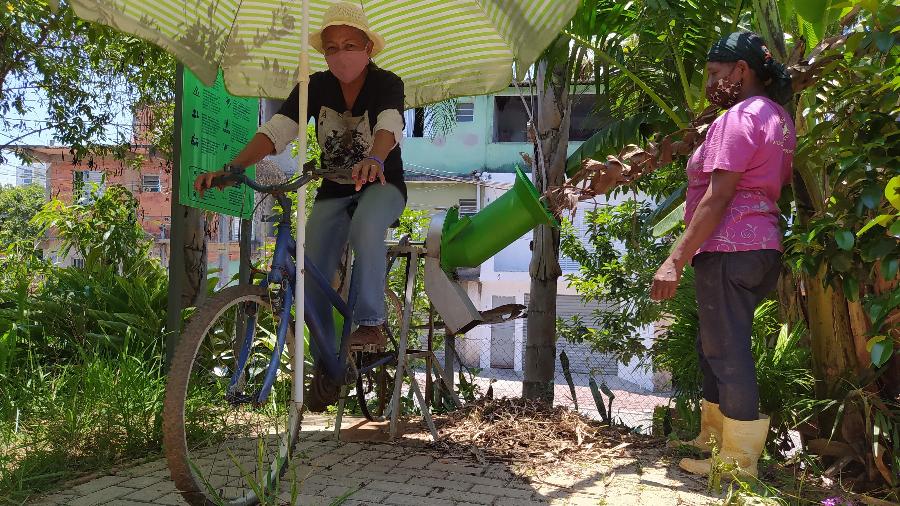 Bicicleta move triturador de galhos que ajuda em adubação do solo de horta em São Miguel Paulista, na zona leste de SP - Rodrigo Bertolotto/UOL