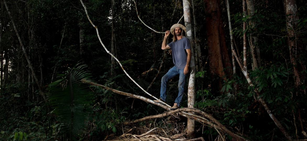 Marcelo Garcia posa no meio da mata de uma de suas propriedades no estado do Amazonas - Caio Guatelli/UOL