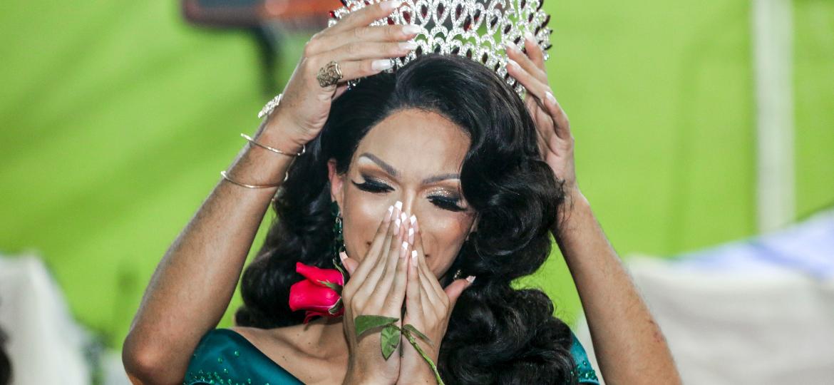 A drag queen Sthefany Laffront recebe o título de Miss Praia Grande Gay America 2020, realizado na Associação Corrente do Bem Praia Grande - Ricardo Matsukawa