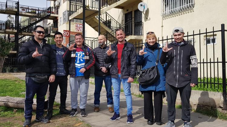 Eleitores de Milei fazem o 'L' do partido La Liberdad Avanza (não é de Lula)