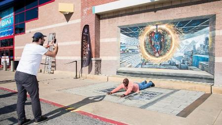 Joe Hill, escritor e filho de Stephen King, fotografa um fã interagindo em uma pintura 3D que comemora a chegada do filme "Doutor Estranho" em Blu-Ray na loja Best Buy de Los Angeles, em 2017 - Tara Ziemba/FilmMagic/Getty Images - Tara Ziemba/FilmMagic/Getty Images