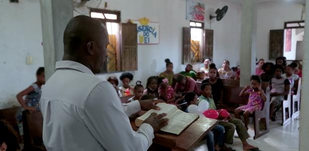 Igreja evangélica em Barra do Pojuca, bairro popular de Camaçari (BA)