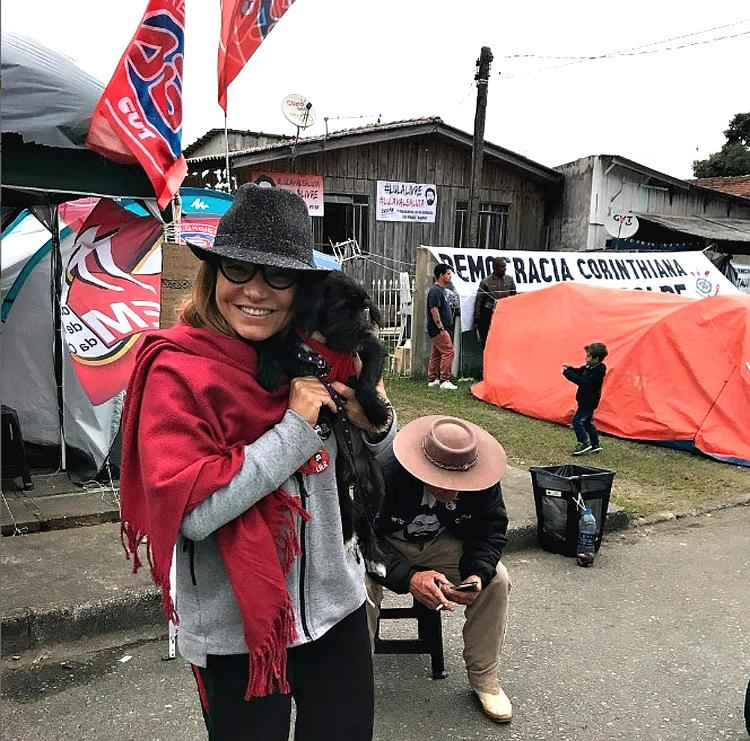 Janja com a cadela Resistência na vigília em Curitiba, em foto postada por ela em abril de 2018, mês em que Lula foi preso