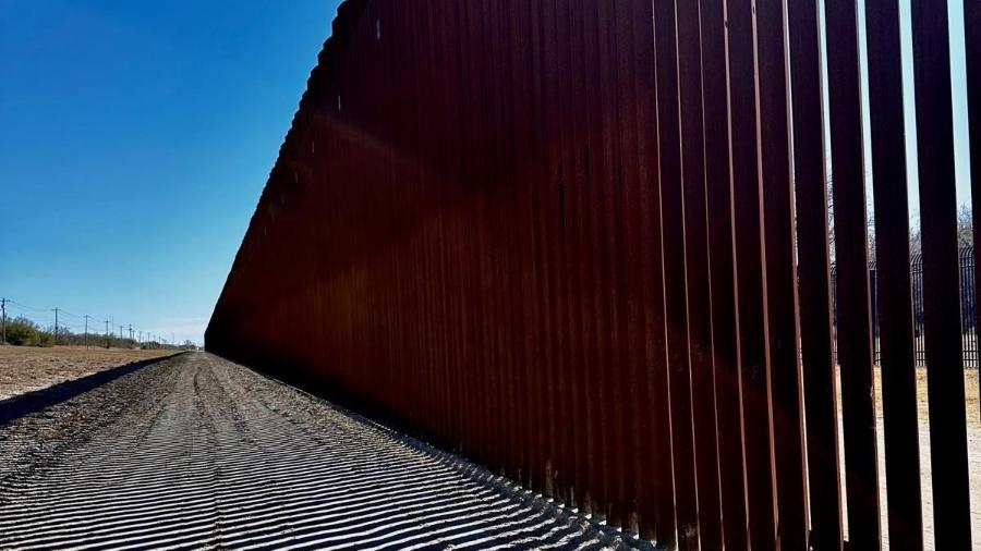 Trecho de muro erguido entre Estados Unidos e México