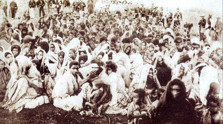 Mulheres e crianças sobreviventes da Guerra de Canudos Mulheres e crianças sobreviventes da Guerra de Canudos