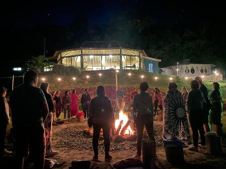 Ritual ao redor de fogueira inicia curso de massagem tântrica em pousada na cidade de Ibiúna (SP) - Bia Neppel/Mundo Tantra