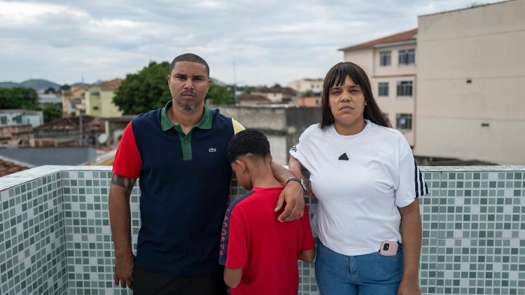 Carlos Eduardo Mesquita, seu filho e a esposa Camila, no Rio. A família voltou ao Brasil após a criança sofrer um ataque xenófobo na escola, em Portugal