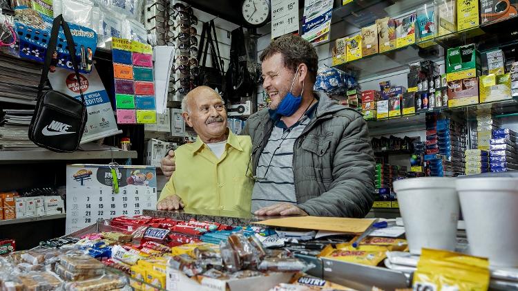 Salvador Neves com o filho Otávio na banca Estadão, localizada no viaduto Nove de Julho - Mariana Pekin/UOL - Mariana Pekin/UOL