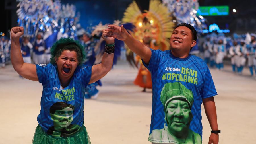 A ambientalista Ângela Mendes, filha de Chico Mendes, e o líder indígena Dário Kopenawa, filho de Davi Kopenawa, no desfile do Boi Caprichoso - Bruno Zanardo /Fotoarena/Folhapress