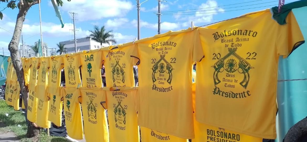 Camisetas à venda na concentração da motociata "Acelera para Cristo", na zona norte de São Paulo - Daniel Lisboa/UOL