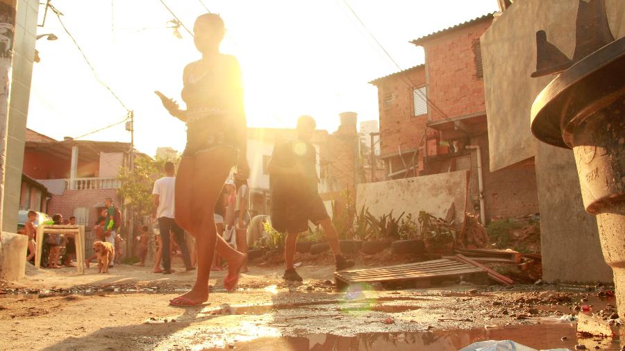 Pessoas passam por viela de Paraisópolis, segunda maior favela de São Paulo - Gulira Fotos