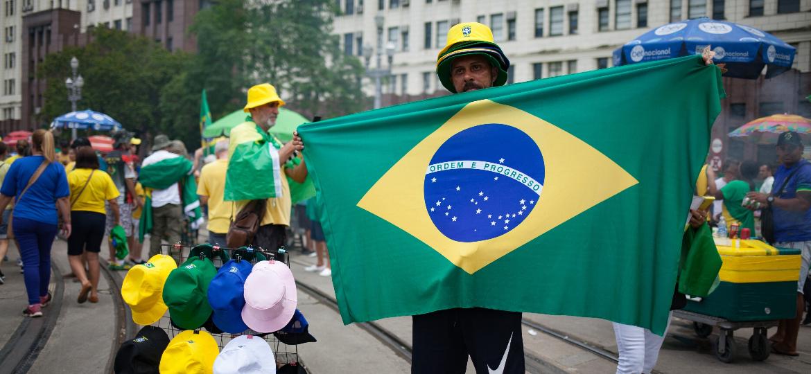 Camelô bolsonarista vendia chapéus durante o ato antidemocrático no centro do Rio, mas não quis se identificar - Fabiana Batista/UOL
