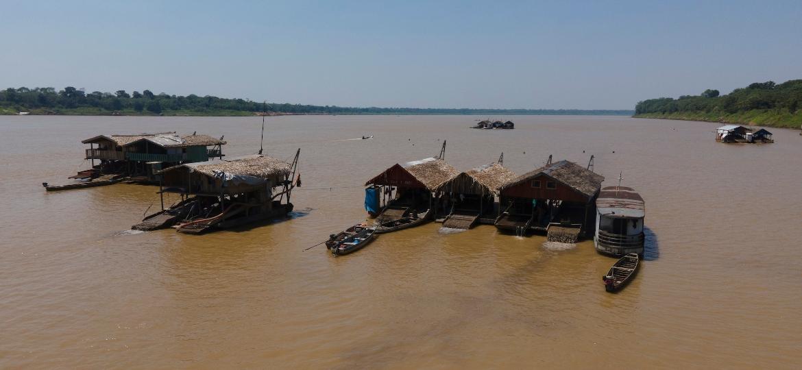 Para fugir da fiscalização, balsas de garimpo migram para Amazônia profunda  - 14/11/2022 - UOL TAB