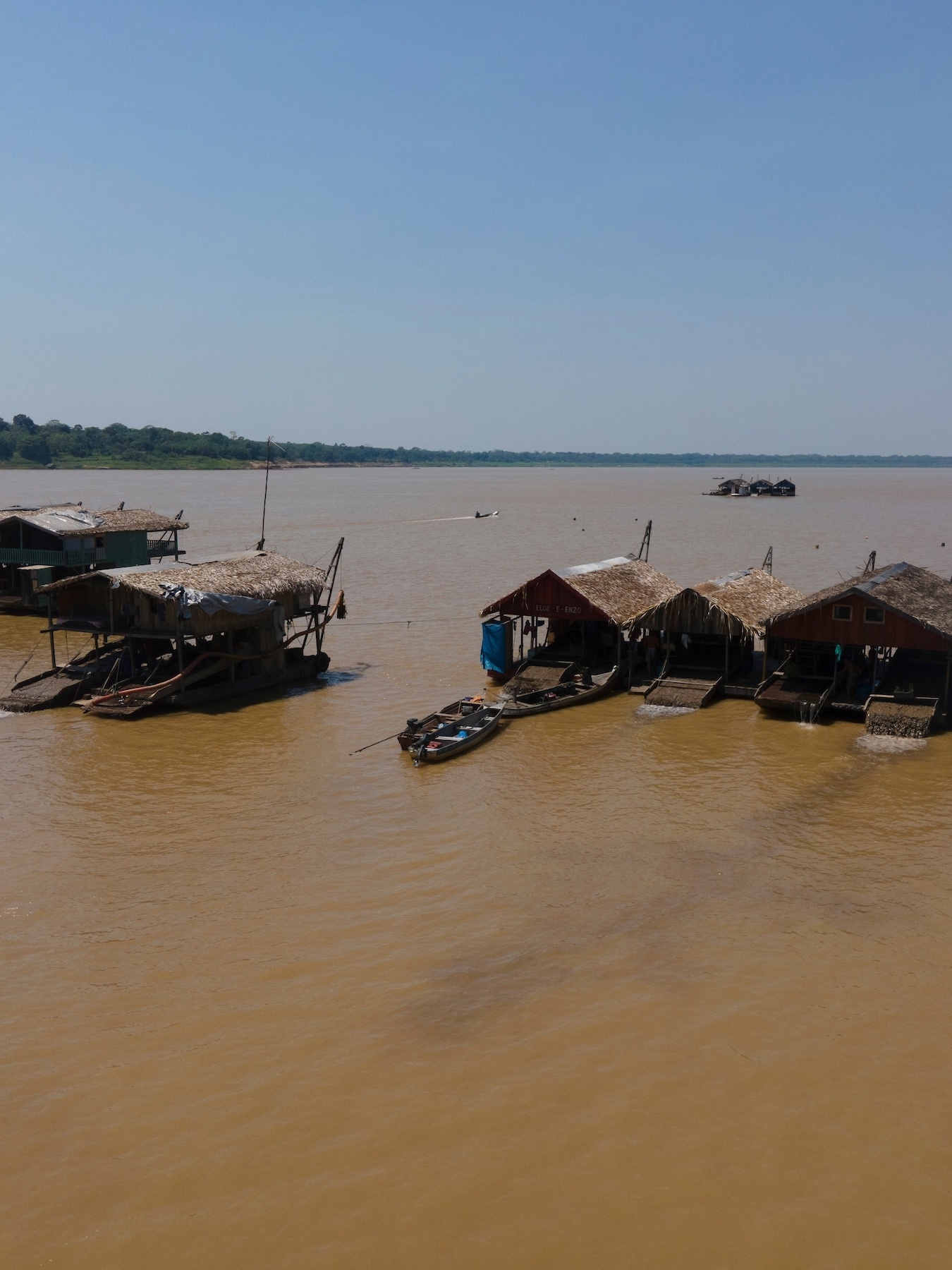 Para fugir da fiscalização, balsas de garimpo migram para Amazônia profunda  - 14112022 - UOL TAB