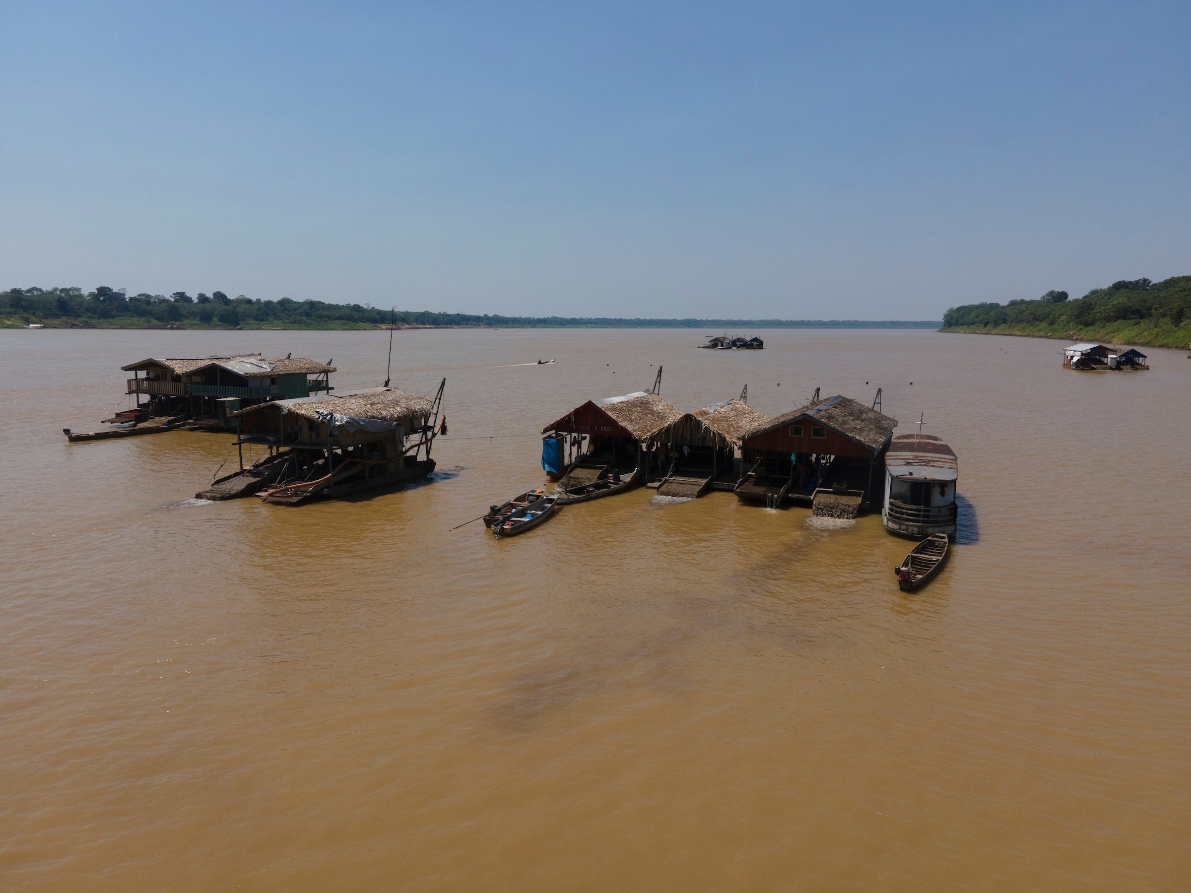 Para fugir da fiscalização, balsas de garimpo migram para Amazônia profunda  - 14/11/2022 - UOL TAB