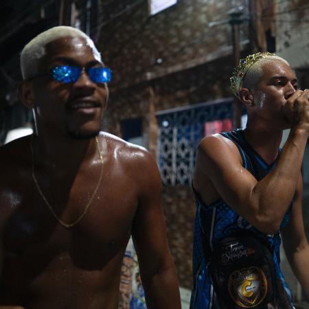 Cantores de funk puxam a animação durante desfile de bate-bolas do grupo Coreto, em Oswaldo Cruz, zona oeste do Rio Cantores de funk puxam a animação durante desfile de bate-bolas do grupo Coreto, em Oswaldo Cruz, zona oeste do Rio