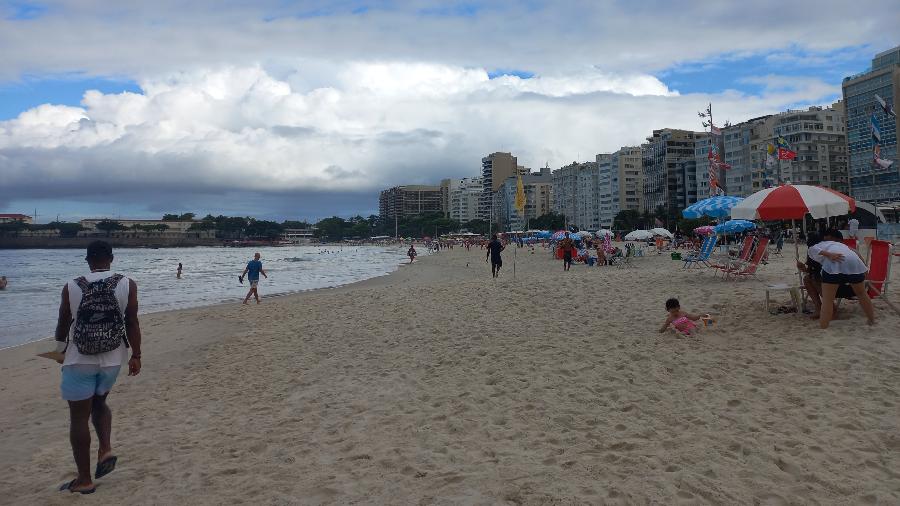 No primeiro fim de semana com caixas de som proibidas nas praias do Rio, decreto dividiu opiniões ouvidas pela reportagem em Copacabana - Luciana Cavalcante/UOL