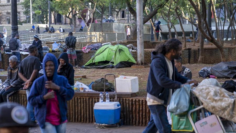 População de rua na praça da Sé, no centro de São Paulo; órgãos públicos não souberam informar os números de pessoas em situação de vulnerabilidade que morreram na região entre 2021 e o começo deste ano - 18.mai.2022 - André Porto/UOL