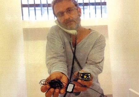 Em março de 2014, preso pela Lava Jato, o doleiro encontrou uma escuta acoplada à lâmpada de sua cela