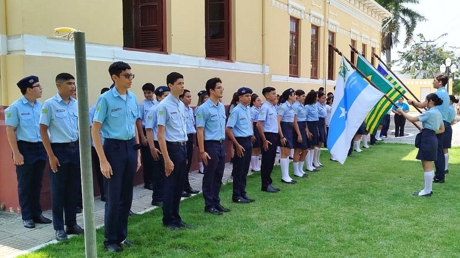 Alunos do Sesc Centro Educacional Cívico Militar, que funciona na cidade de Paraníba (PI)