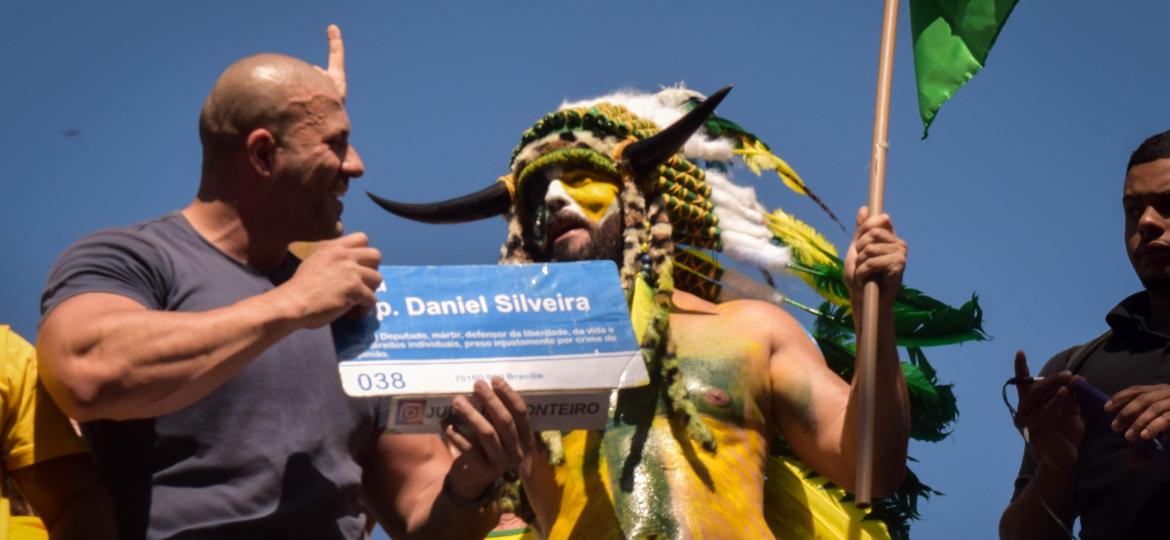 Daniel Silveira, ao lado de homem travestido de "viking do Capitólio", em Niterói (RJ) - Matheus de Moura/UOL
