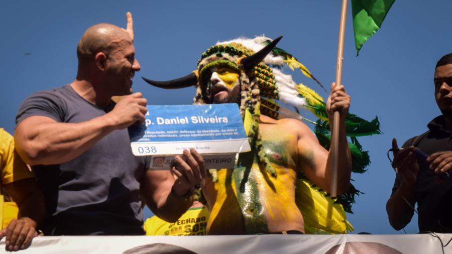 Daniel Silveira, ao lado de homem travestido de "viking do Capitólio", em Niterói (RJ) - Matheus de Moura/UOL