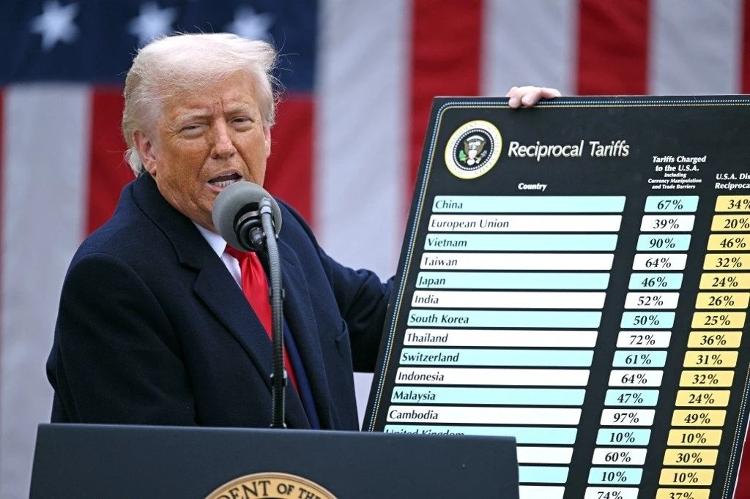 O presidente Donald Trump anuncia tarifaço em 2 de abril de 2025