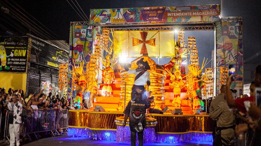 Desfile da União Cruzmaltina na Estrada Intendente Magalhães: escola de samba vascaína subiu para a Série Prata - Fabiana Batista/UOL